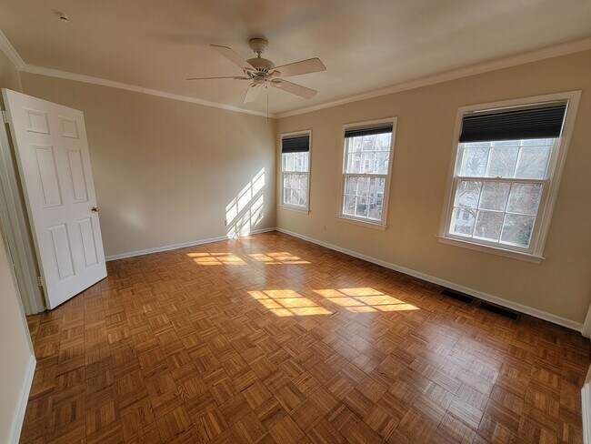 Building Photo - Spacious and Bright 2-level 1 BR in Adams Morgan
