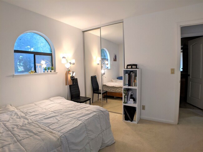 Building Photo - 2250 Monroe St