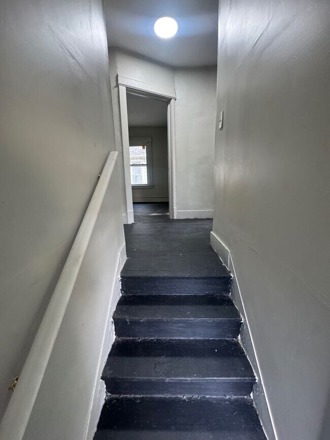 Building Photo - 1264 E 111th St