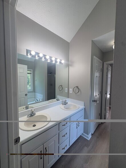 Building Photo - 2700 Fort Daniels Dr