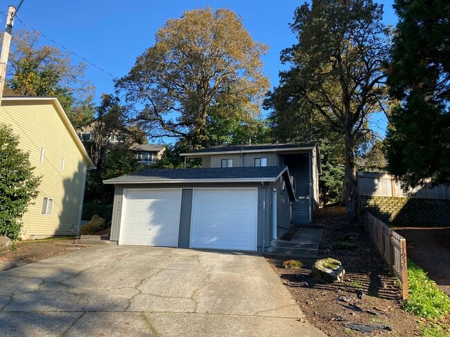 Primary Photo - Large 2 bedroom, 1.5 bathroom Townhouse st...