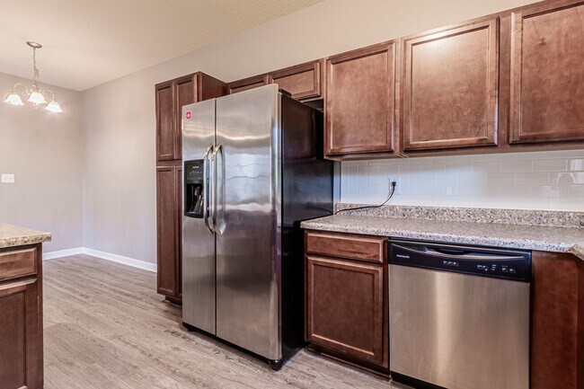 Building Photo - Townhome For Rent!