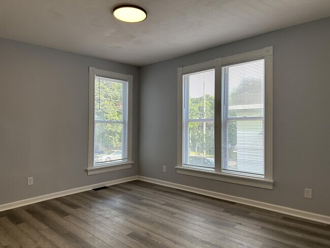 Building Photo - 309 Oak St