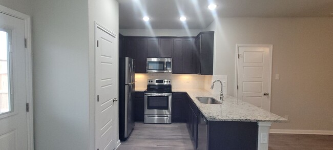 Building Photo - Luxury 3/2.5 Townhome in Cibolo