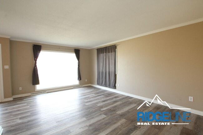 Building Photo - MOVE IN SPECIAL! East-End Home with Large Garage for Lease!