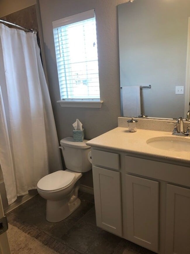 Building Photo - Beautiful 3 bed, 3 bath Townhome in West W...
