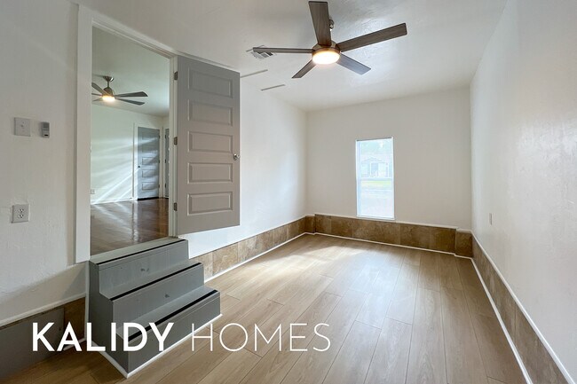 Building Photo - 909 SW 48th St