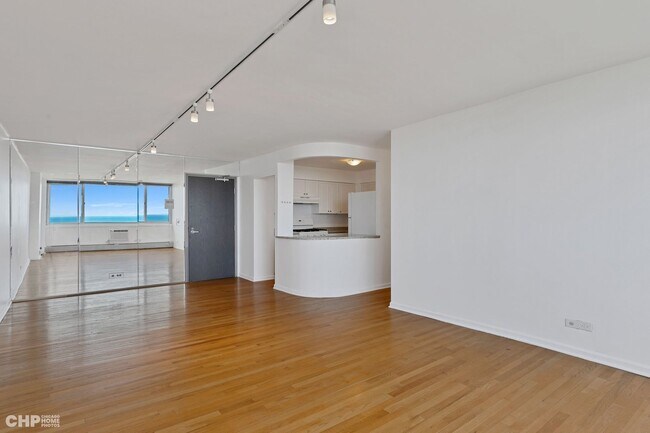 Building Photo - 2144 N Lincoln Park W