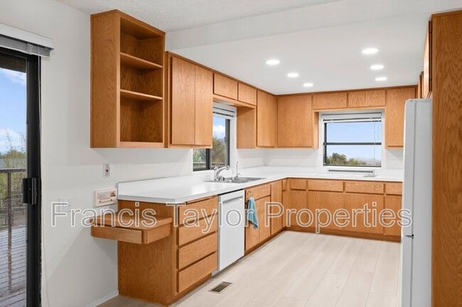 Building Photo - 2250 Vista Grande Dr