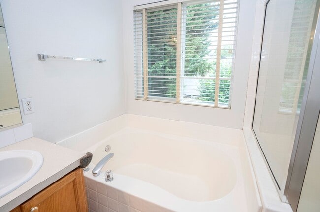 Building Photo - Spacious 4-Bedroom in Renton’s Serenity Ridge