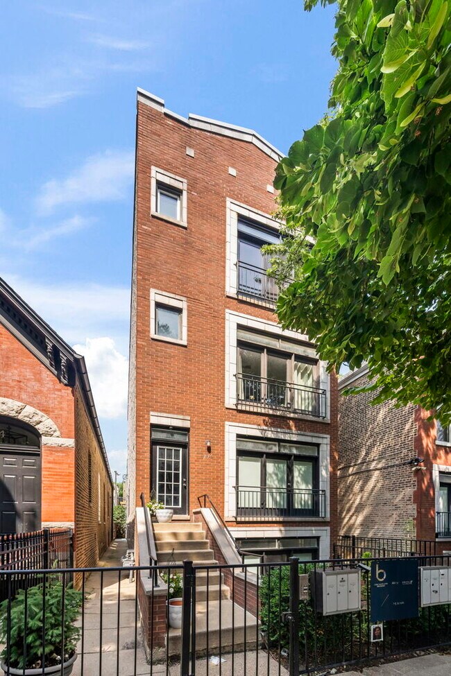 Building Photo - 876 N Hermitage Ave