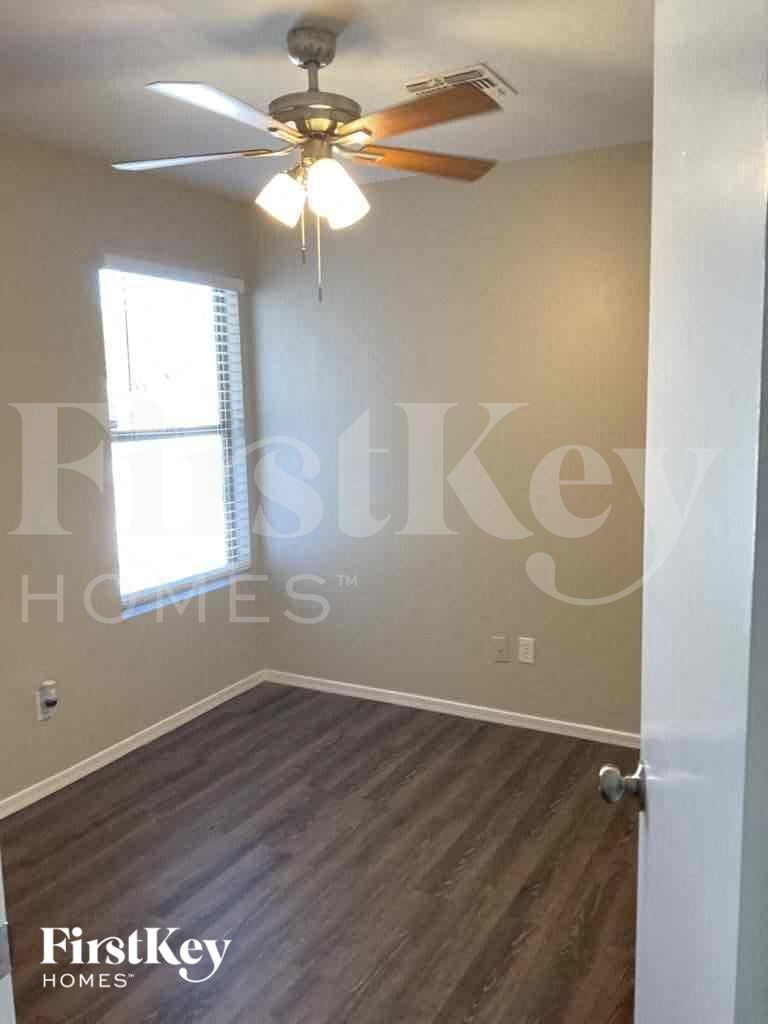 Building Photo - 1338 W Mesquite Ave