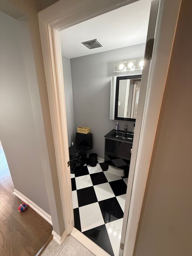 Building Photo - Large House in Cherry Hill East for Rent