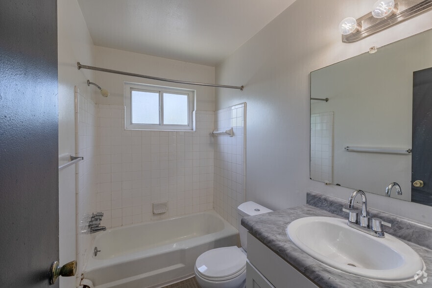 1BR, 1BA - 700SF, Bathroom - Ramblewood Apartments