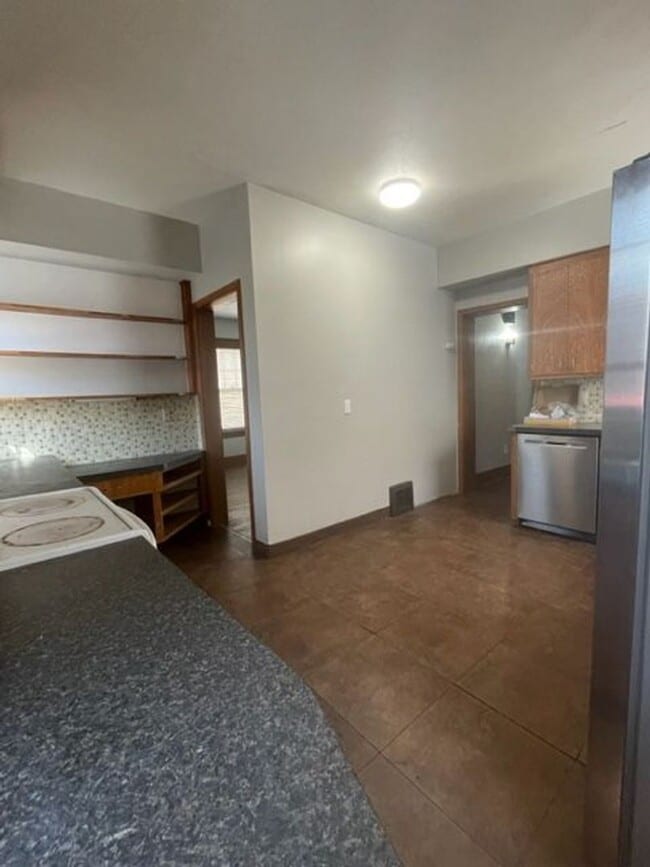 Building Photo - Beautiful 5 Bedroom/2.5 Bathroom Home in Popular Field Club Area