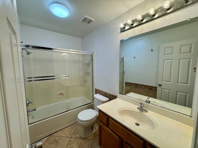 Building Photo - Beautiful 3 Bed / 2 Bath Home with 2-Car Garage in Roseville