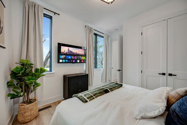 Building Photo - 554 Rosedale Ave
