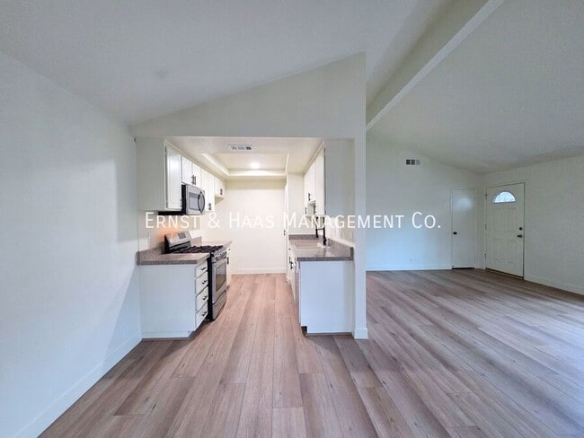 Building Photo - 12512 Cuesta Dr