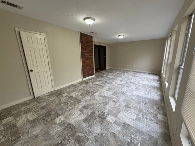 Building Photo - 3 Bed/2.5 Bath in Brookwood Subdivision