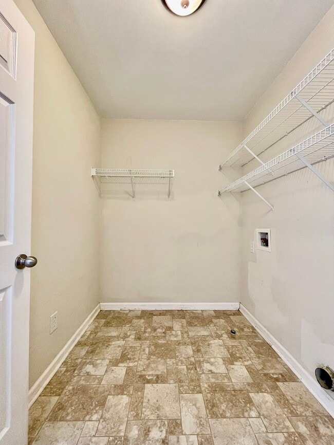 Building Photo - 806 Northwood Hills Ave