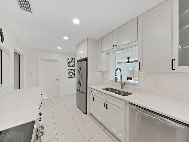 Building Photo - 4610 W Bay Villa Ave