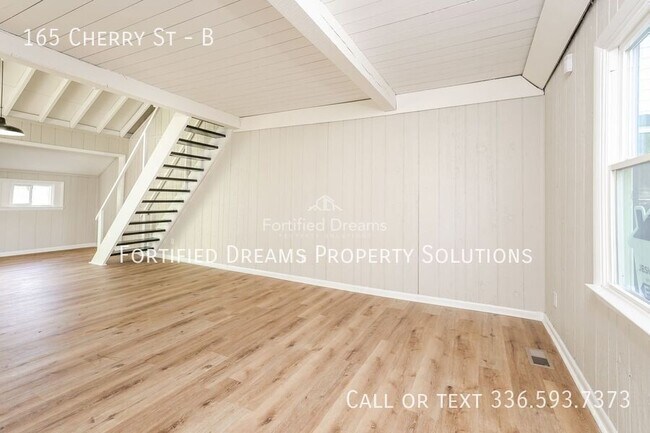 Building Photo - 165 Cherry Dr