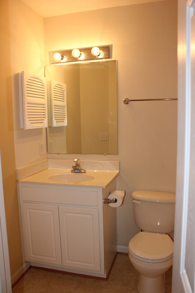 Building Photo - 3 Bedroom, 2.5 Bath Townhouse for Rent