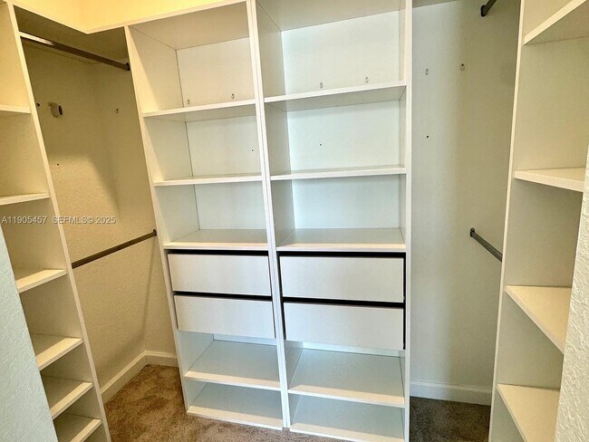 Building Photo - 640 SE 14th St