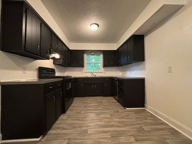 Building Photo - 2 bedroom 2 full bath 1 car garage availab...