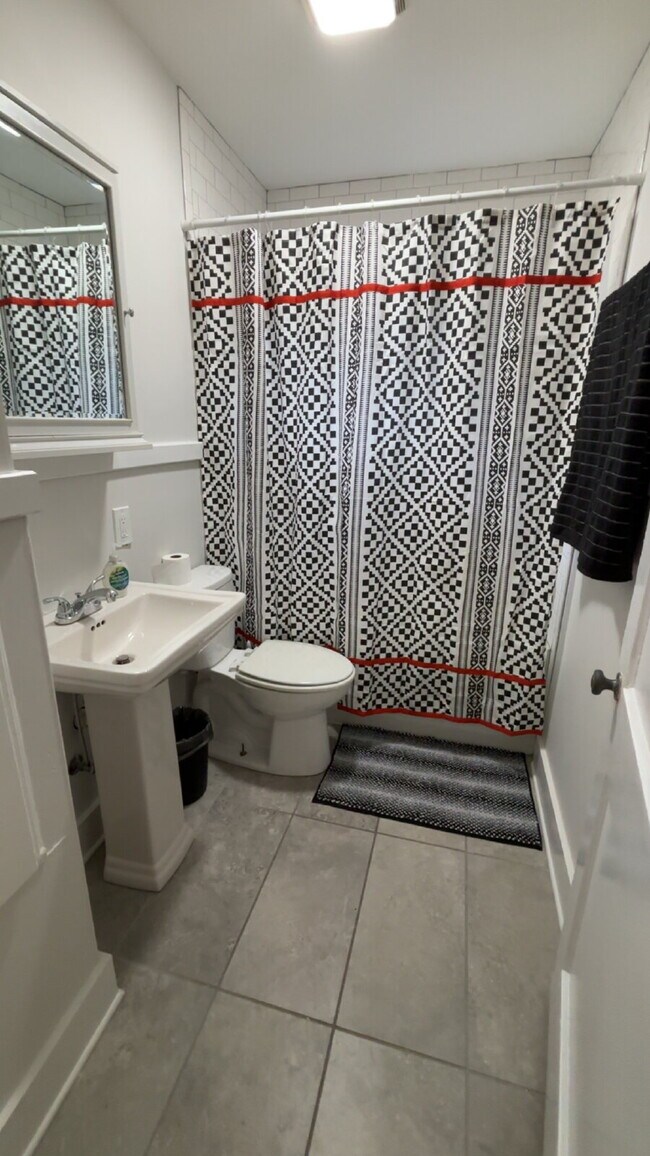 Building Photo - Furnished One Bed in Belhaven