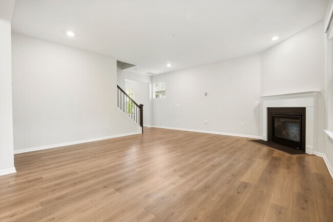 Building Photo - Stunning and spacious end-unit townhome in North Raleigh!