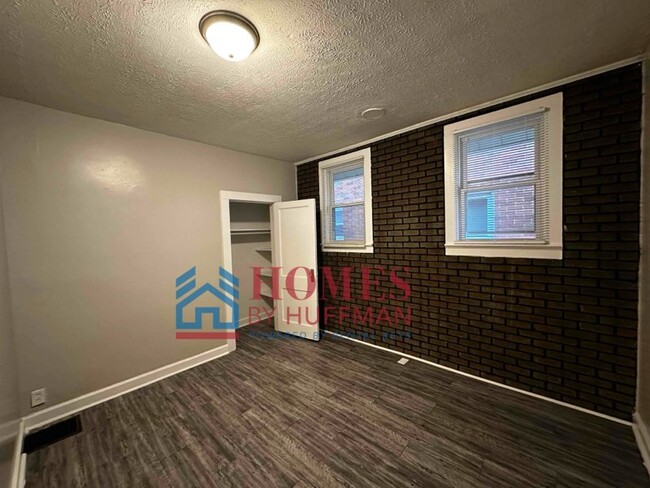 Building Photo - Two Bedroom House | Move In Ready!