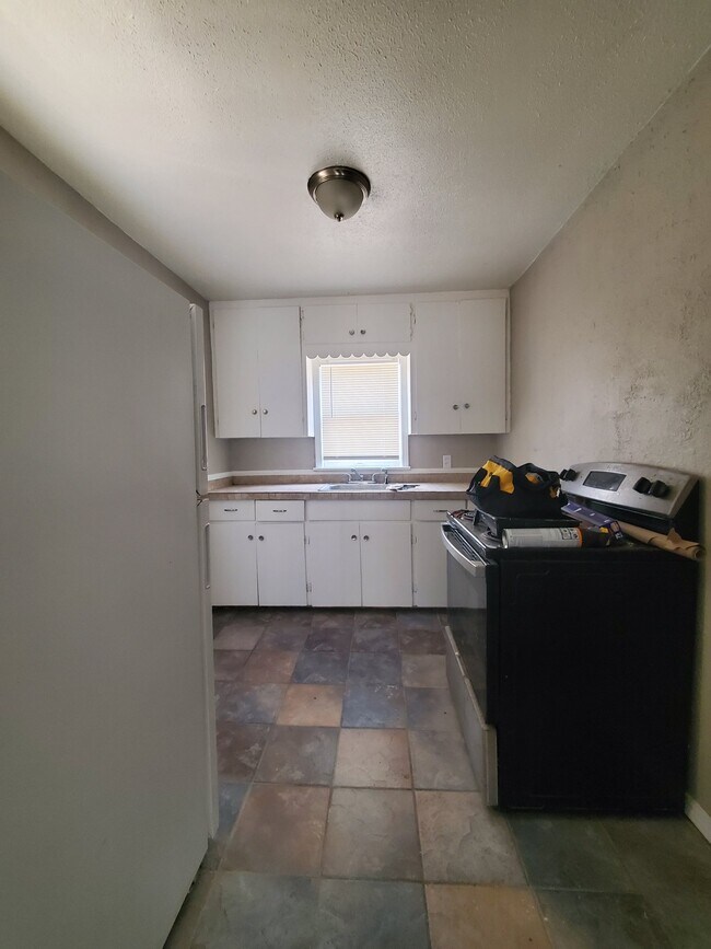 Building Photo - 301 W Lilac Ln