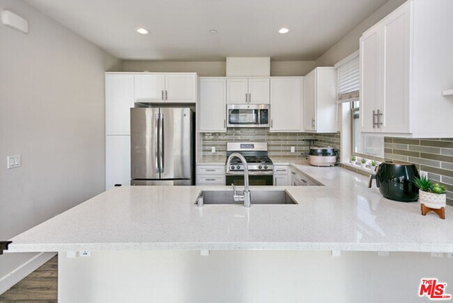 Building Photo - 9831 Alburtis Ave