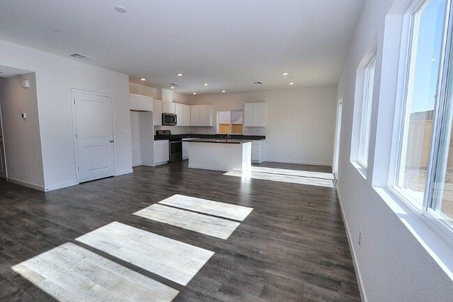 Building Photo - Beautiful Lincoln Home Available in May!