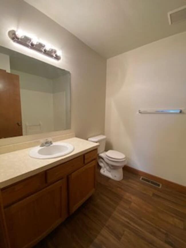 Building Photo - 204 Stonewall Ct