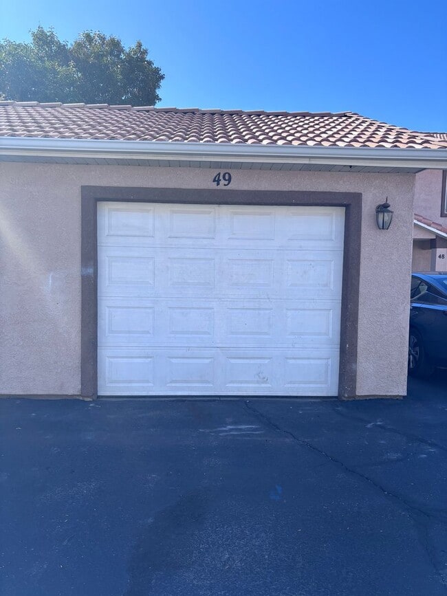 Building Photo - 3 bed / 2.5 bath / 1 car garage townhome with community pool