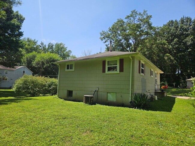 Building Photo - 906 Olive St