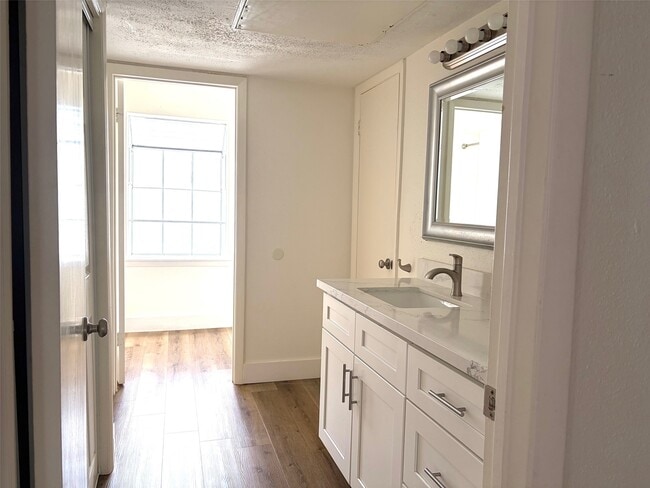 Building Photo - 9809 Richmond Ave