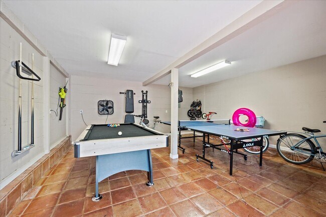 Building Photo - 221 Greymon Dr