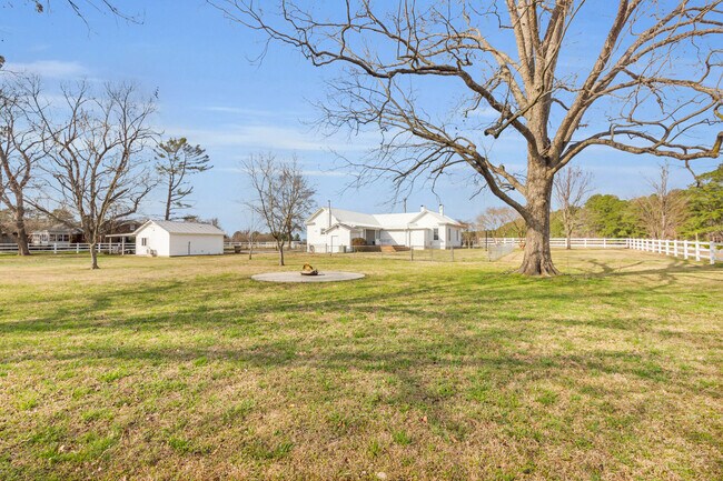 Building Photo - 801 NC-33