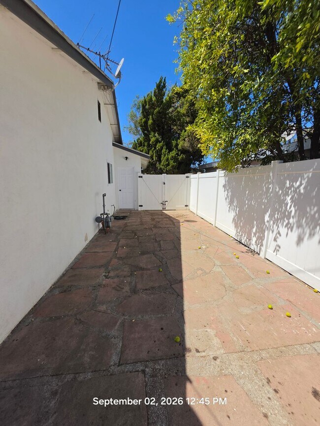 Building Photo - 858 N Darfield Ave