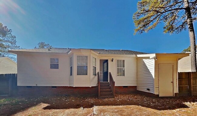 Building Photo - Chic & Comfortable 3-Bedroom Property Ready to Move In