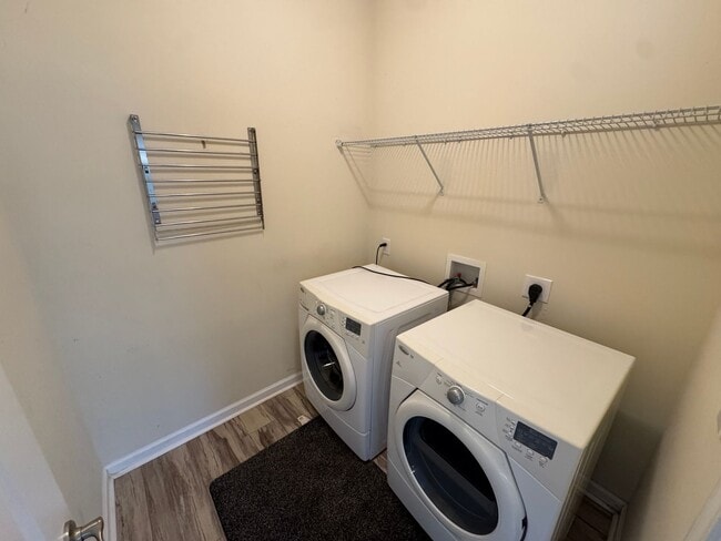 Building Photo - Bright & Spacious End Unit in Thompson Ridge