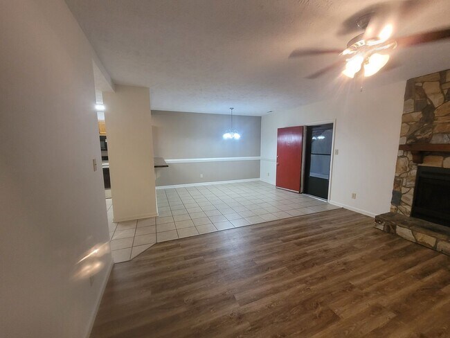 Building Photo - 2 bedroom Ground Floor!