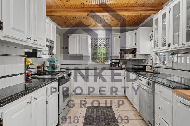Building Photo - Beautiful Maple Ridge Home