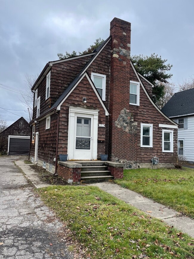 Building Photo - 592 E Montcalm St