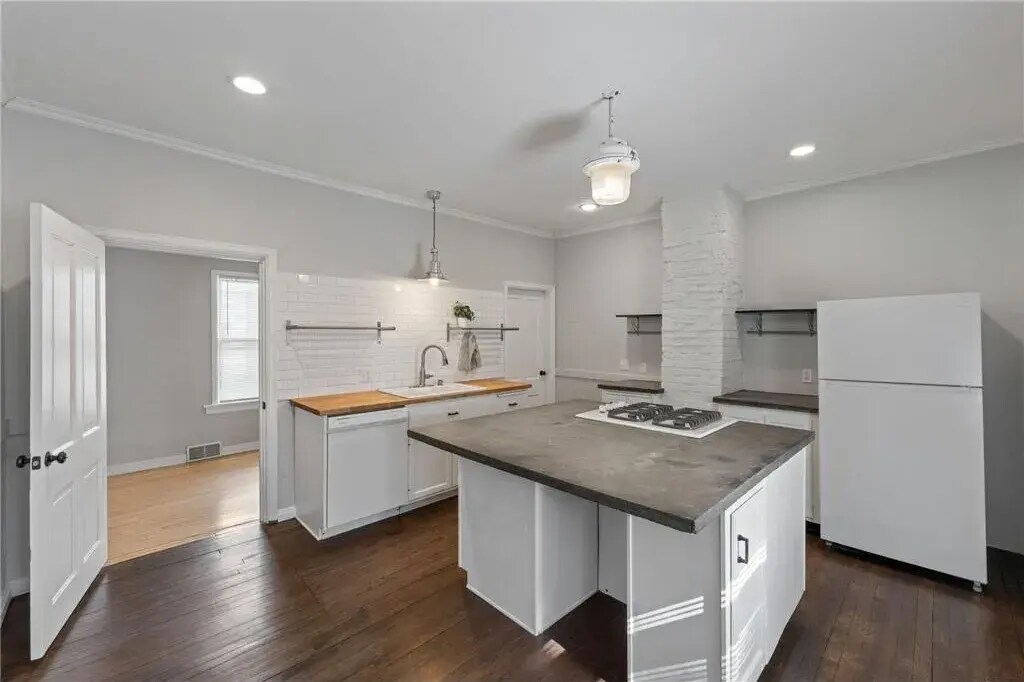 kitchen - 731 Fillmore St NE