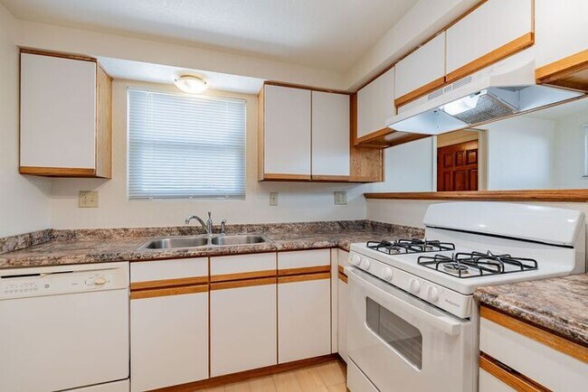 Building Photo - Charming 3-Bed Home with Spacious Backyard & Covered Patio – Available 9/1!