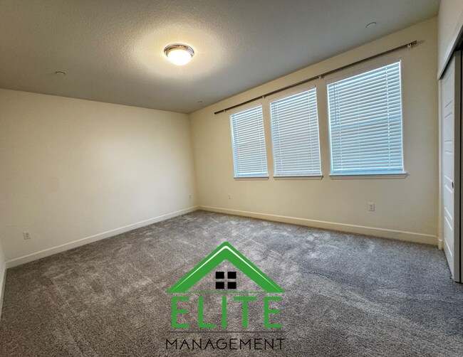 Building Photo - Spacious and Modern 4-Bedroom Home in Desi...